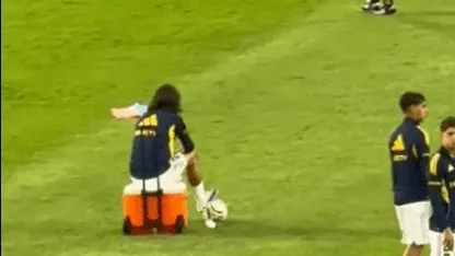  El precalentamiento de Cavani con un heladerita que causó controversia en Boca: la dura crítica de un histórico