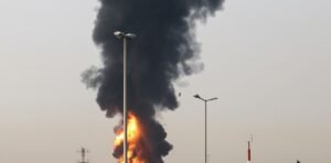 Una pluma de humo cerca del areopuerto de Dubai tras el ataque. 