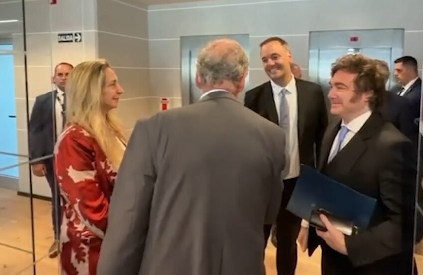  Milei se mostró con Adorni y reiteró que la inflación empezará con 0 en agosto