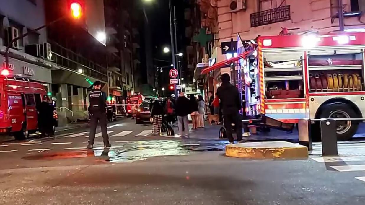  Incendio en avenida Corrientes: evacuaron un edificio y hubo al menos 10 heridos