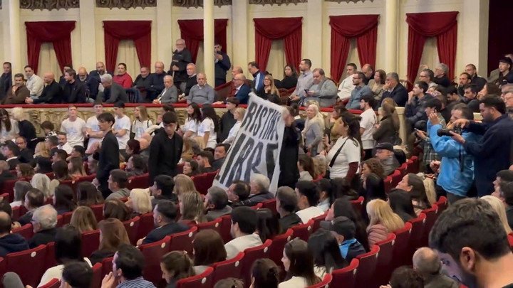  Incómodo momento para Kicillof: le reclamaron que hable de “Cristina libre” y sus seguidores taparon los gritos con cánticos de “Axel Presidente”