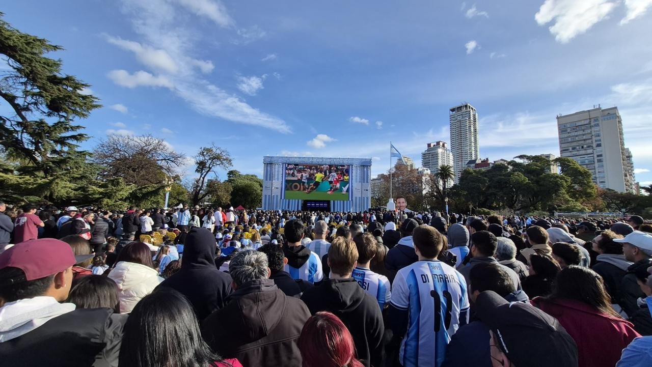  Más de 25 mil personas festejaron los goles de Messi en el Fan Fest de la Ciudad