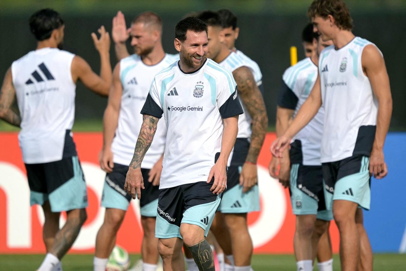  La Selección Argentina le sacó una sonrisa a Messi en un día delicado