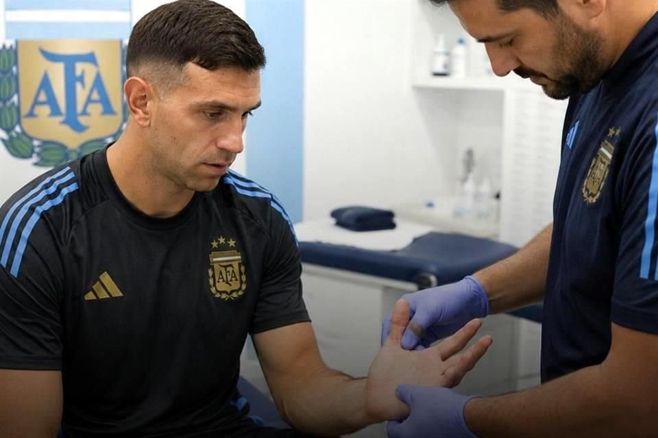  Dibu hizo una práctica a una mano, pero será titular en el debut de Argentina en el Mundial