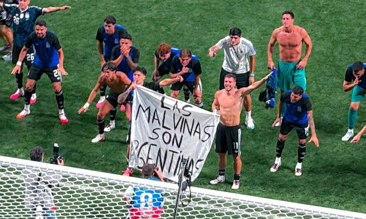  La historia de la improvisada bandera de Malvinas que mostraron los jugadores de la Selección Argentina y cómo les llegó