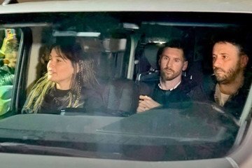  Lionel Messi llegó a la Argentina junto a su familia y ya descansa en su casa de Rosario tras el Mundial