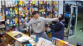  Empleado de un kiosco frustró un robo con una botella de vino