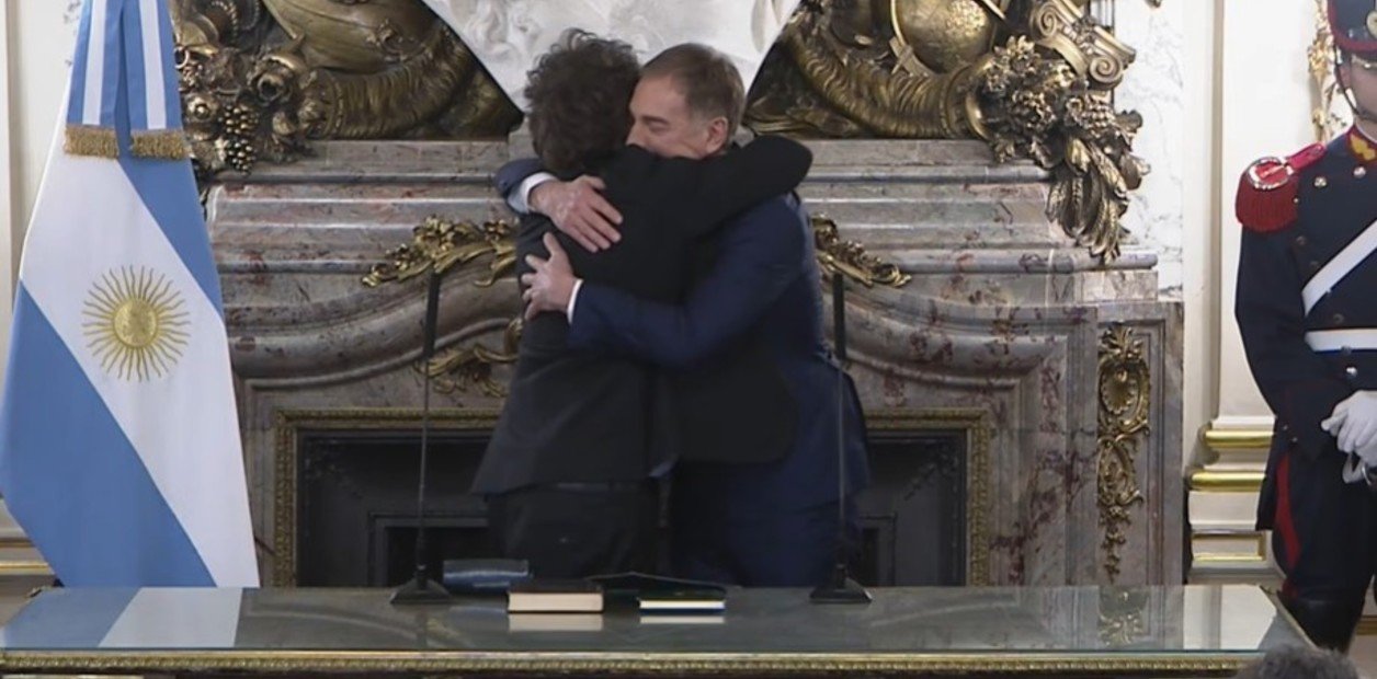  Santilli juró como jefe de gabinete: abrazo con Adorni y la presencia de 13 gobernadores