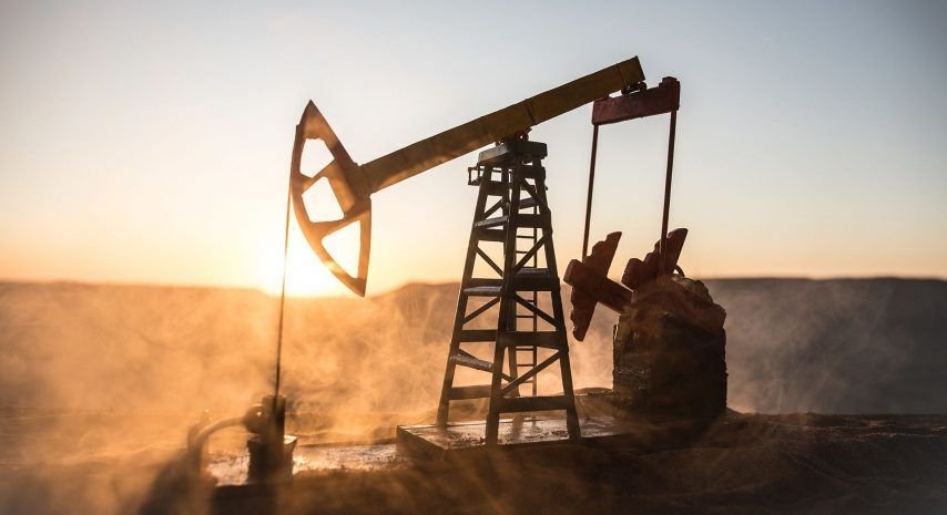  La tensión en los mercados globales y el salto del petróleo hicieron subir al riesgo país, que se aleja de los 400 puntos