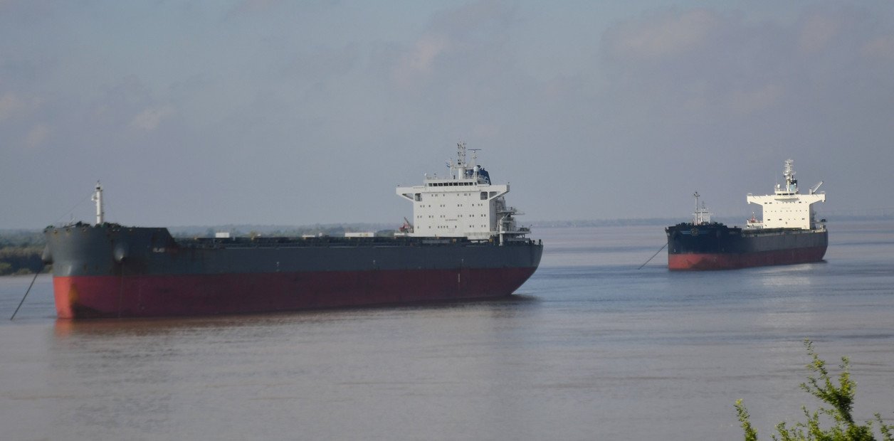  Un paro sorpresivo en los puertos frena el comercio de granos y de combustibles