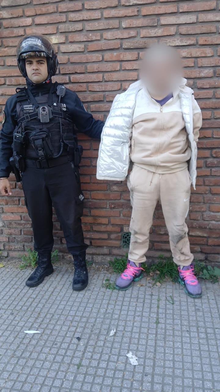  Quiso escapar de un control con un vehículo con pedido de secuestro, chocó a cinco autos y fue detenido con cocaína