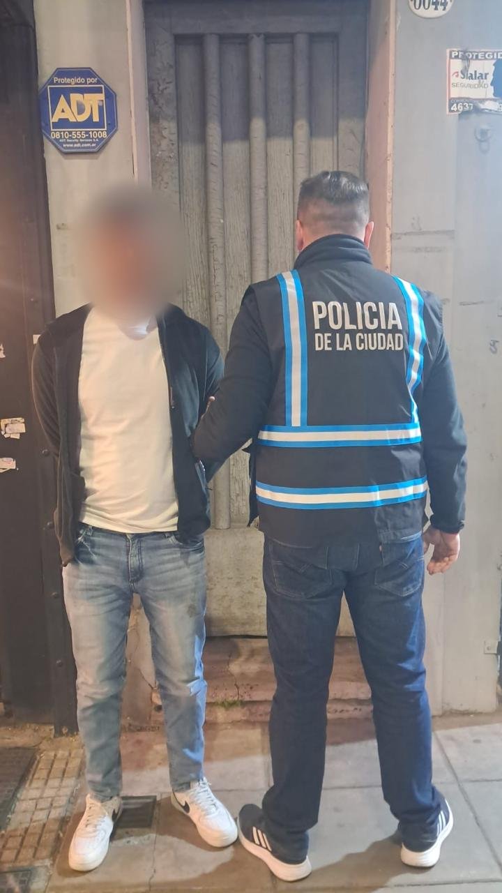  Tres ladrones con 12 antecedentes fueron detenidos cuando robaban dentro de un auto